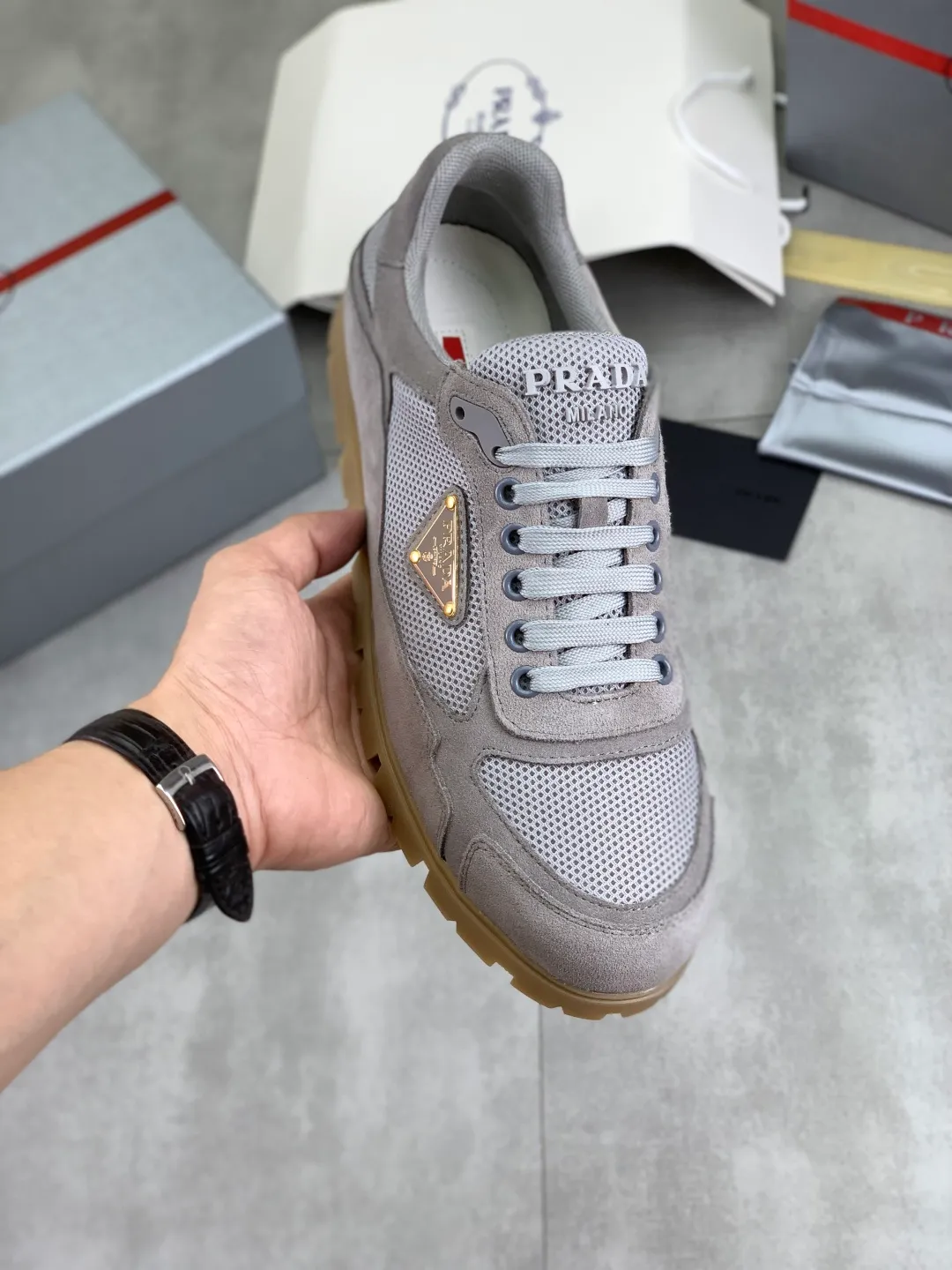 Men's men's shoes 💰P520💰 [New style] popular models are on the official website, 🆘 Trendy brand (Prada) mainly promotes popular models, avant-garde and versatile fashionable men's shoes private version mold opening, cowhide surface splicing 1:1.. Fashionable and simple, original imported cowhide lining cowhide feet; the atmosphere and personality are more fashionable, eye-catching and pursuing class. It will subvert the old idea and be a must-have for fashion trendsetters with you! Must keep it for yourself! Tall and comfortable, large and low, high-end quality workmanship. Code number: 38-45 3️⃣optional.